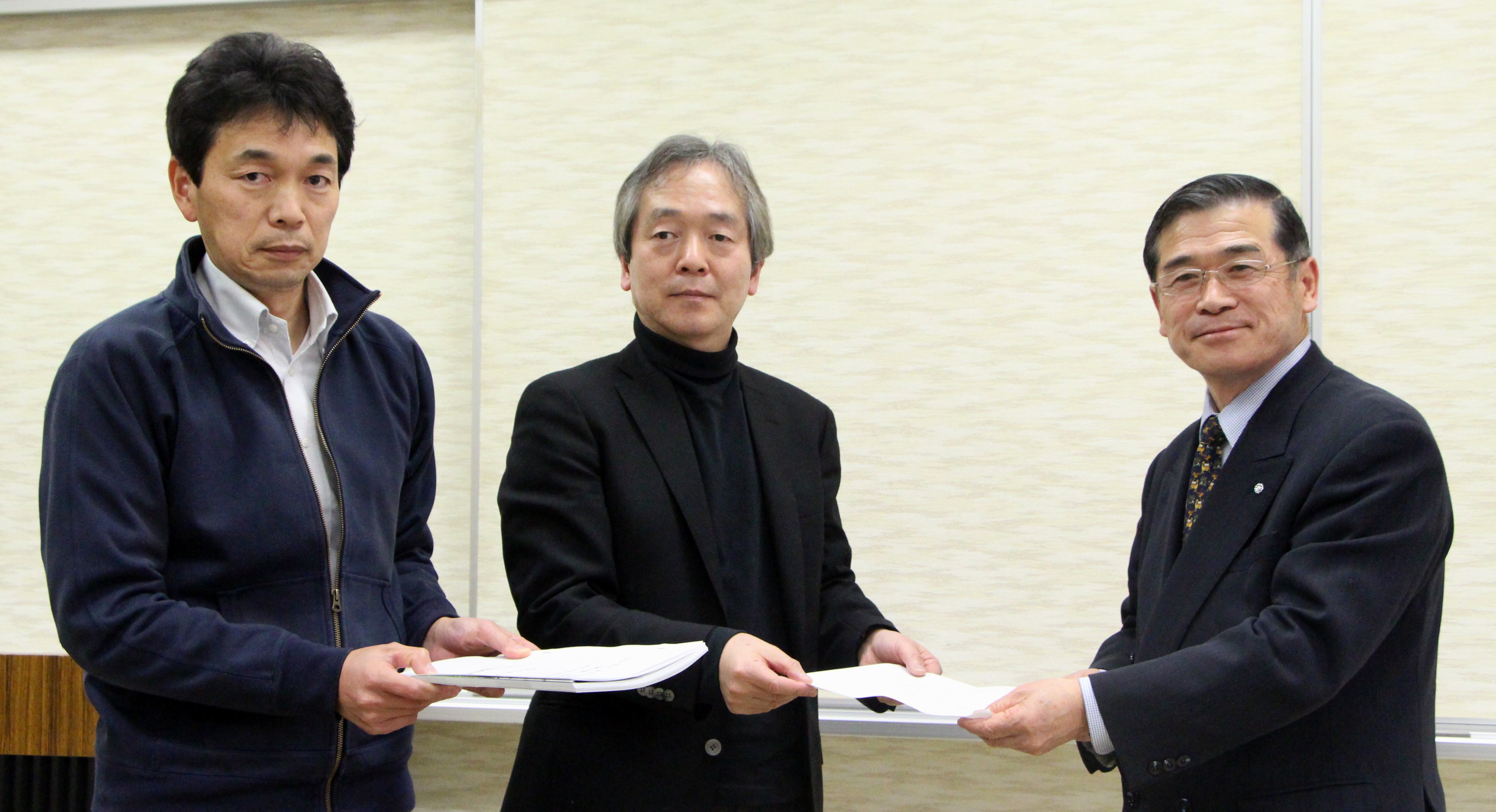 答申を提出する委員長達の画像