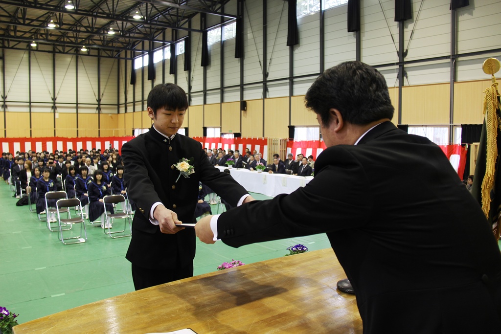 卒業証書 卒業証書を受け取る3年生の画像