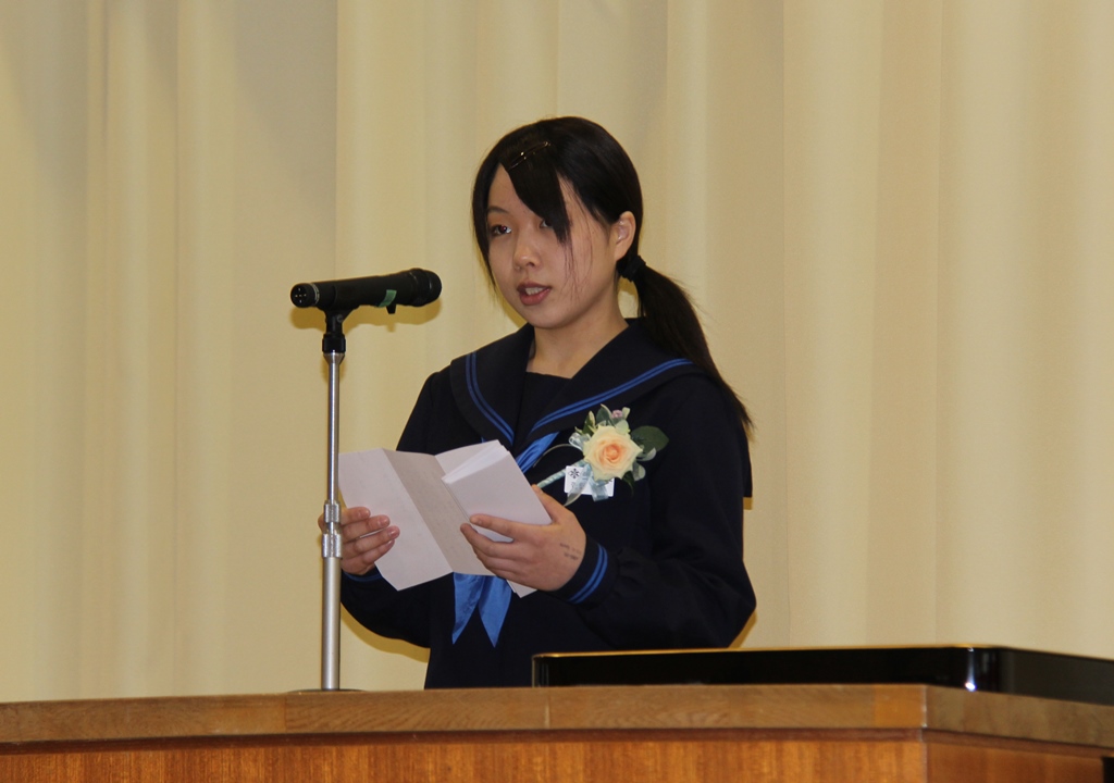 答辞 卒業生代表が答辞を述べている様子画像